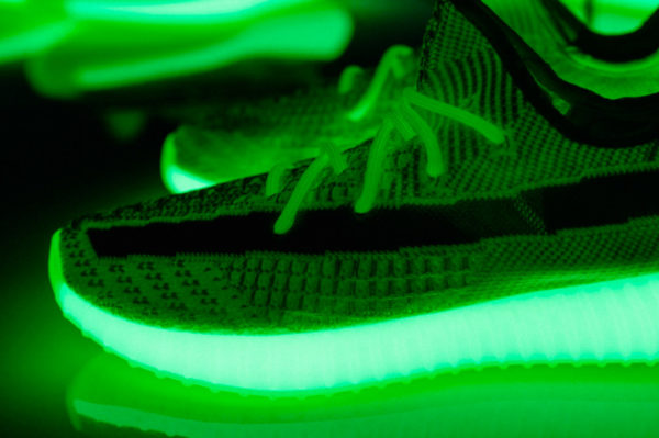 Adidas-Yeezy-Boost-350-V2-Glow-In-The-Dark-kupit