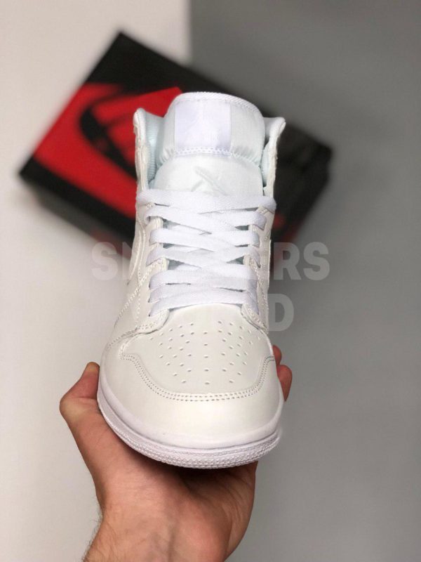 Nike-Air-Jordan-1-Retro-belye-color-white