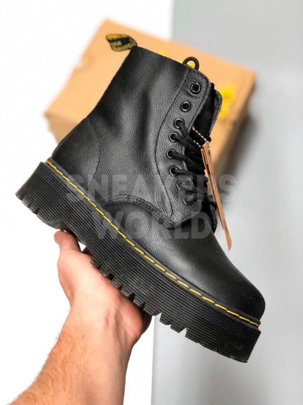 Botinki-Dr-Martens-chernye