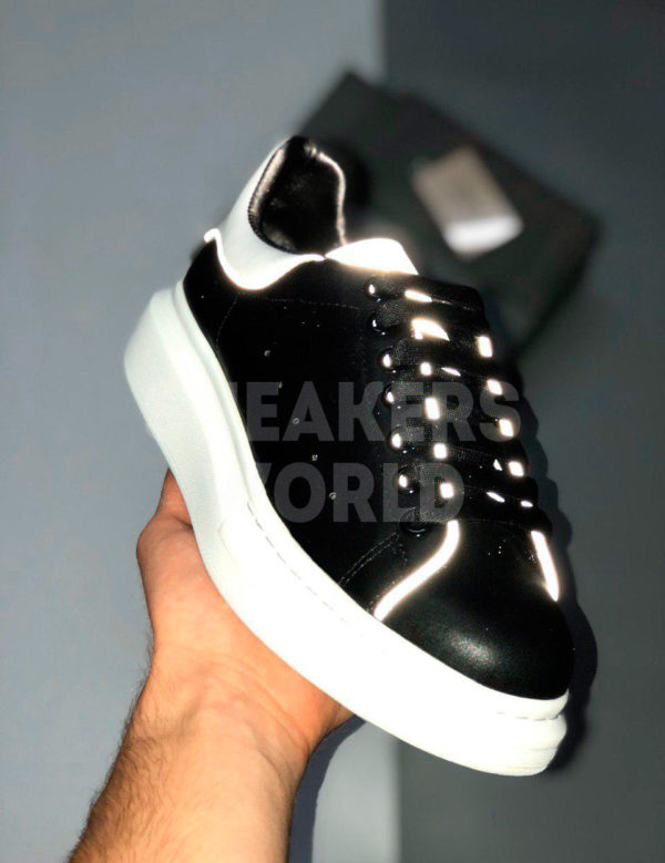 Kedy-Alexander-McQueen-cherno-belye-reflective-color-black-white-muzskye-zhenskye-kupit-v-official-magazine-spb