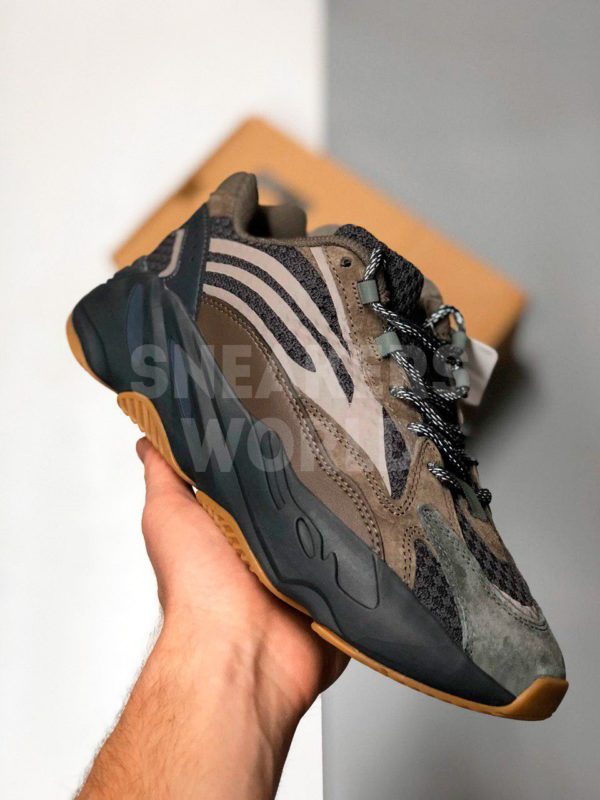 Adidas-Yeezy-Boost-700-Geode-color-brown-kupit-v-spb