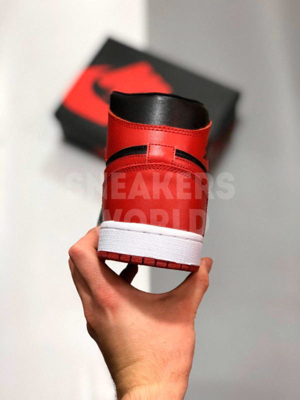 Nike-Air-Jordan-1-Retro-High-Black-Red-color-chernye