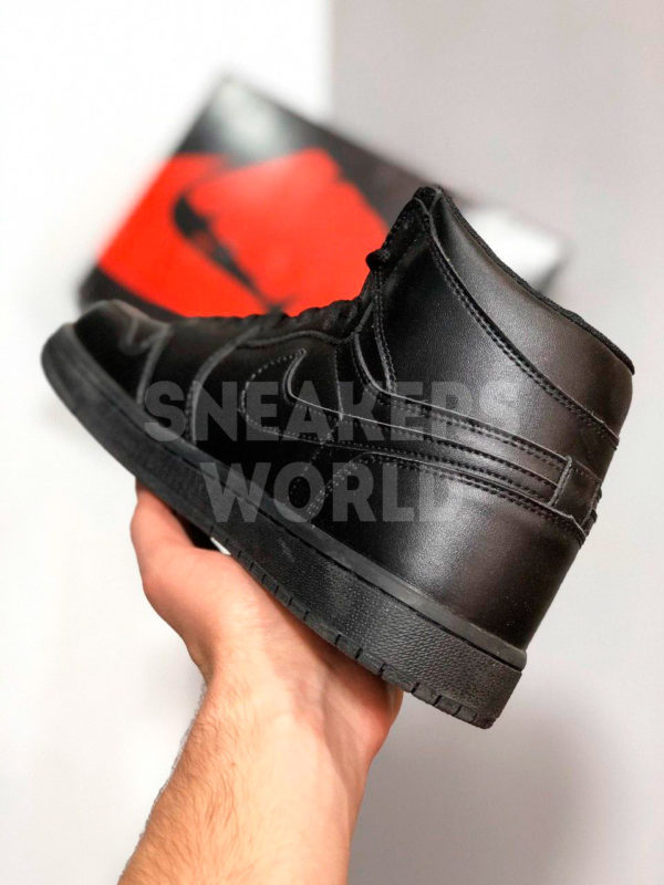 Nike-Air-Jordan-1-chernye-color-black-kupit