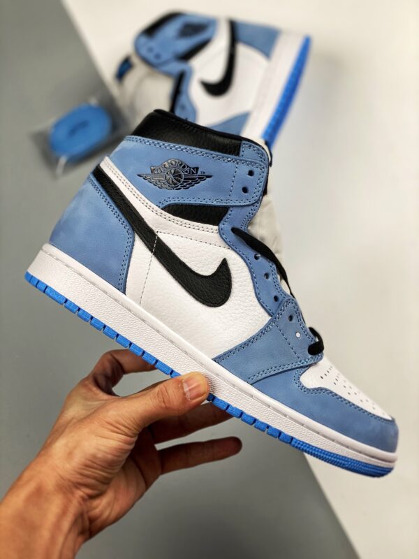 Nike Air Jordan 1 High University Blue на ноге