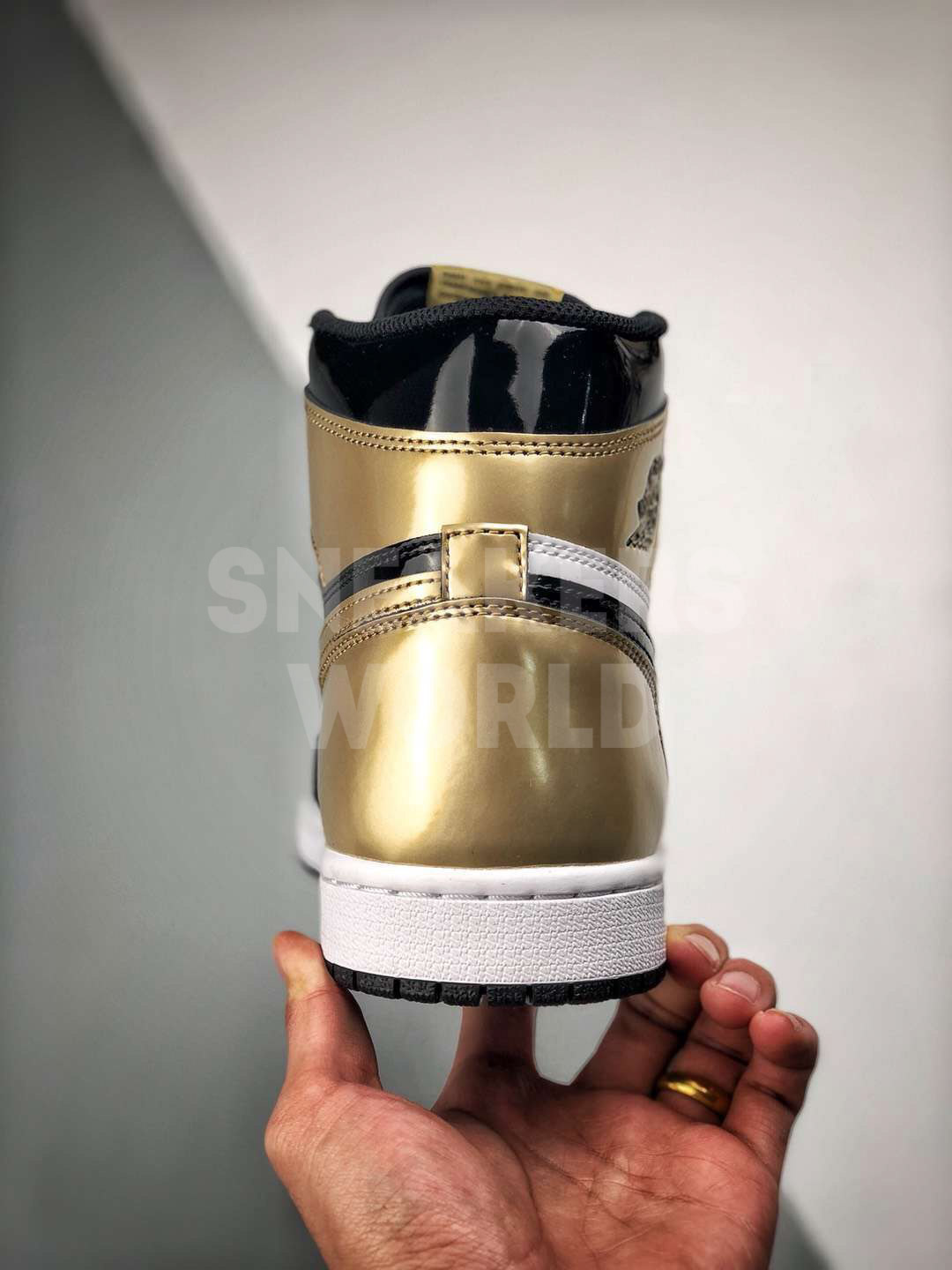 Nike air jordan 1 clearance gold toe