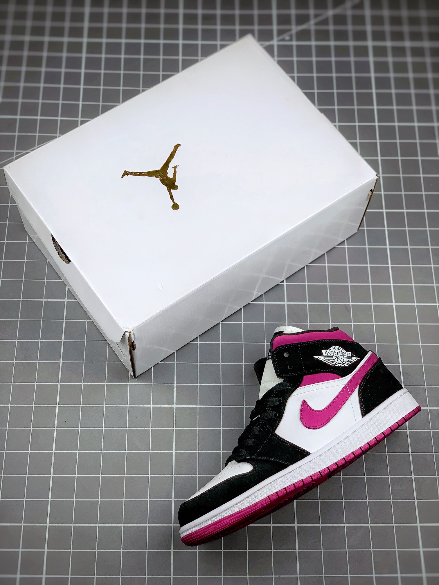 Nike air jordan magenta hot sale