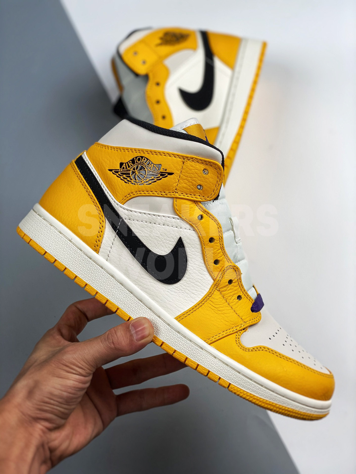 Nike Air Jordan 1 Mid Lakers