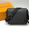 Сумка-мессенджер Louis Vuitton District PM Taiga Leather M30850