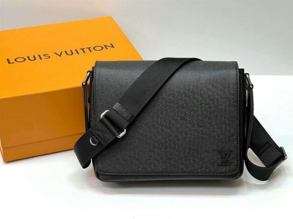 Сумка-мессенджер Louis Vuitton District PM Taiga Leather M30850