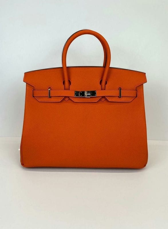 Bags group. Сумка Гермес с лошадкой. Сумки Hermes с двумя ручками по бокам. Надпись Hermes на сумке бесцветная. Сумка Hermes белая с рыжим и рисунок сколько стоит.