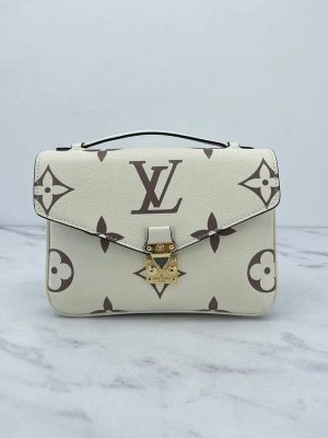 photo_2022-02-20_03-02-27.1200x1200-300x400 Сумка-Мессенджер Louis Vuitton Takeoff PM Черная