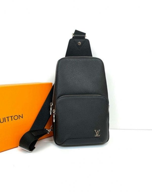 Сумка-слинг Avenue Louis Vuitton Taiga Black