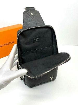Сумка-слинг Avenue Louis Vuitton Taiga Black
