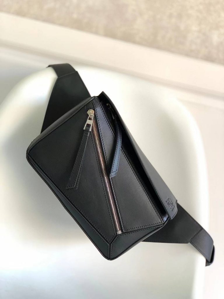 Сумка Loewe Mini Puzzle Bumbag in Classic