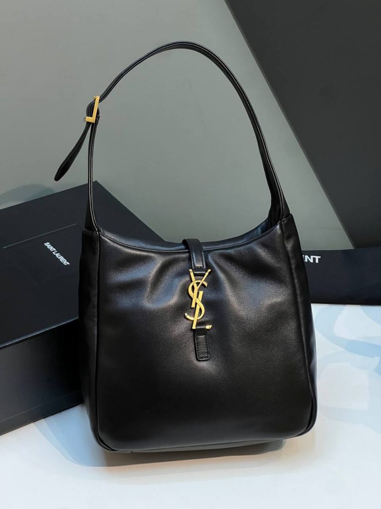 Yves Saint Laurent Сумка YSL SAINT LAURENT LE 5 À 7 supple small in padded lambskin
