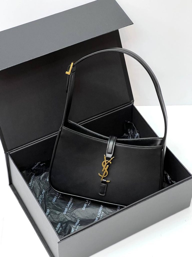 Yves Saint Laurent Сумка Saint Laurent LE 5 À 7 IN SMOOTH LEATHER Black