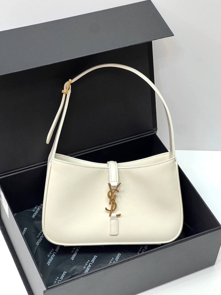 Yves Saint Laurent Сумка Saint Laurent LE 5 À 7 IN SMOOTH LEATHER White