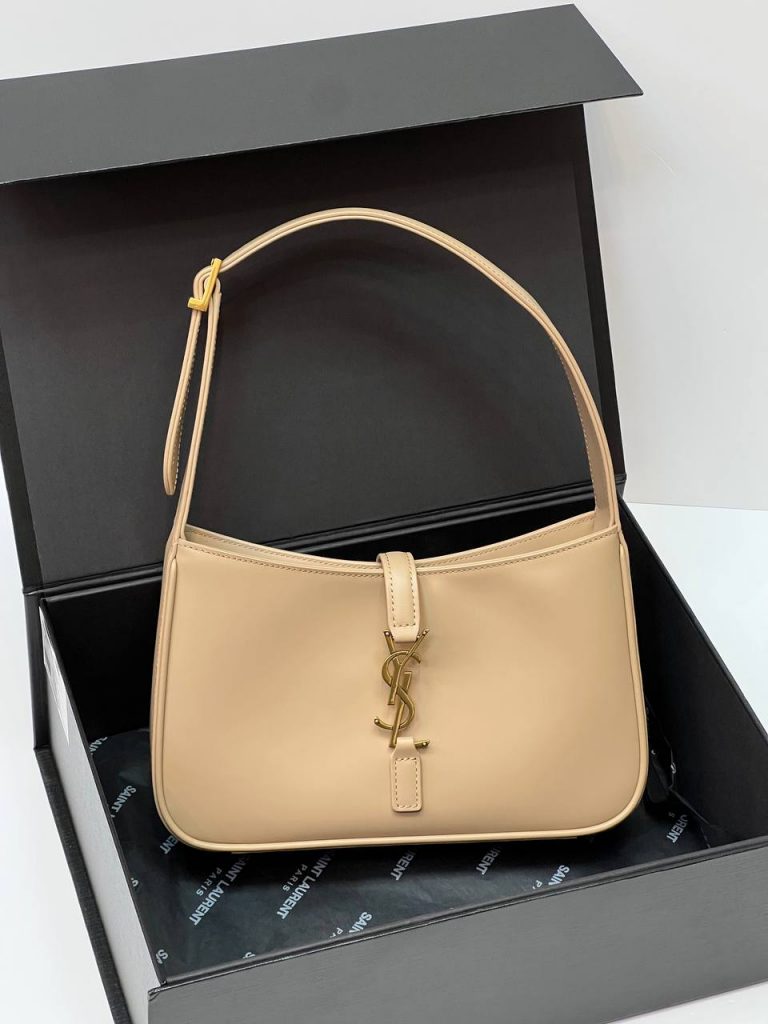 Yves Saint Laurent Сумка Saint Laurent LE 5 À 7 IN SMOOTH LEATHER Beige