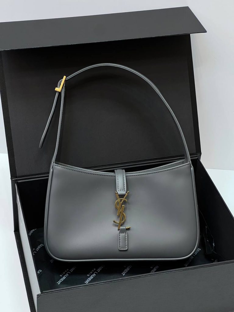 Yves Saint Laurent Сумка Saint Laurent LE 5 À 7 IN SMOOTH LEATHER Grey