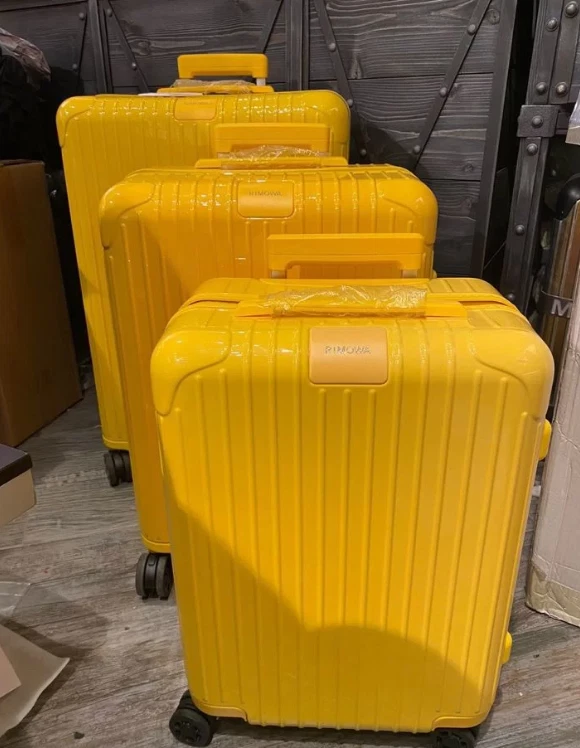 Чемодан Rimowa Essential Yellow