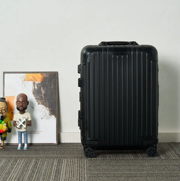 Чемодан Rimowa Essential Black